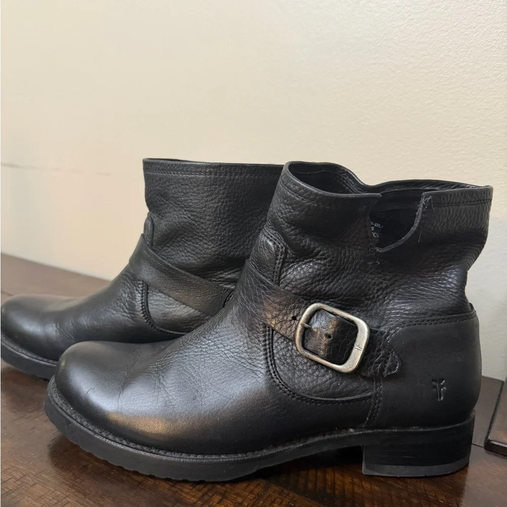 Frye classic black